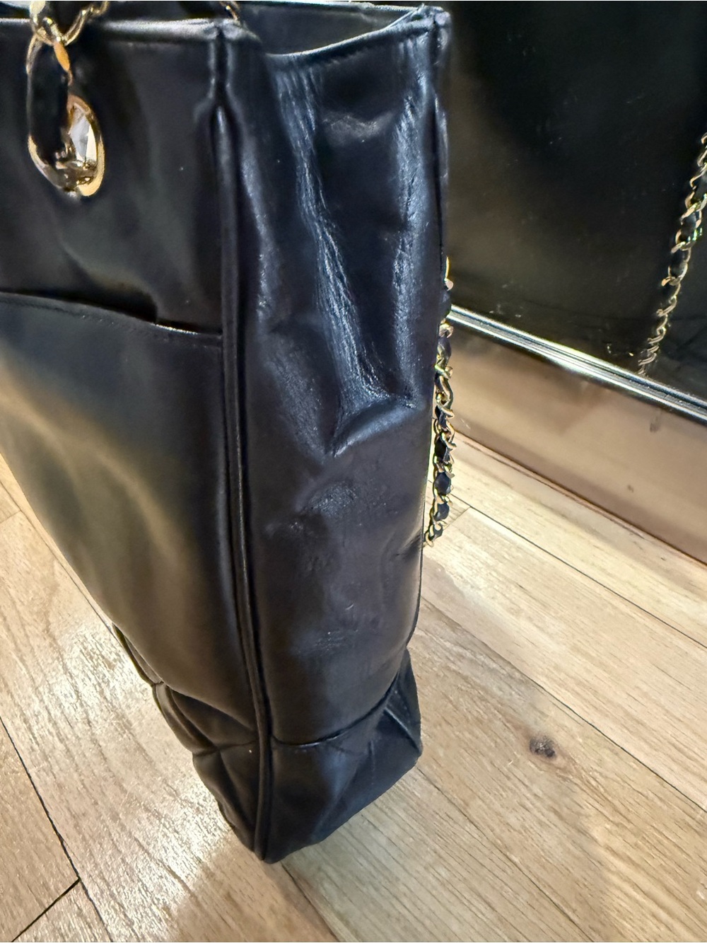 CHANEL Vintage Black Leather Shoulder Bag with Gold Chain Strap - Picture 9 of 16